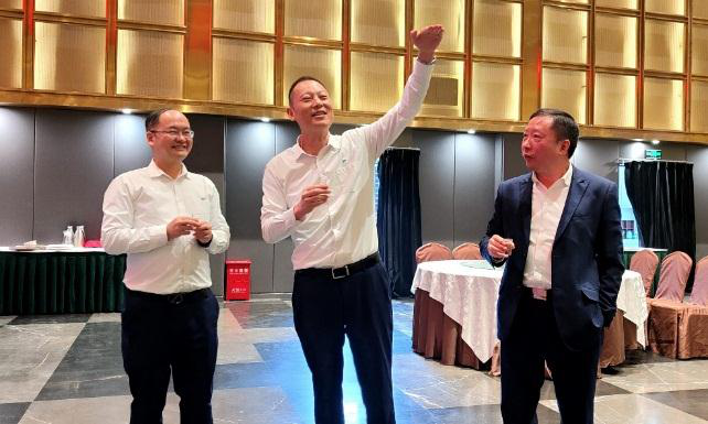 禮贊勞動(dòng)者——天馬玻璃隆重舉行2021 年勞動(dòng)競(jìng)賽、專利獲得者表彰大會(huì)(圖1)